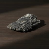 D_963089-MLM111724342264_062026-F.jpg 1 Cianita Kyanita Negra Mineral Pieza De Colección Escoba